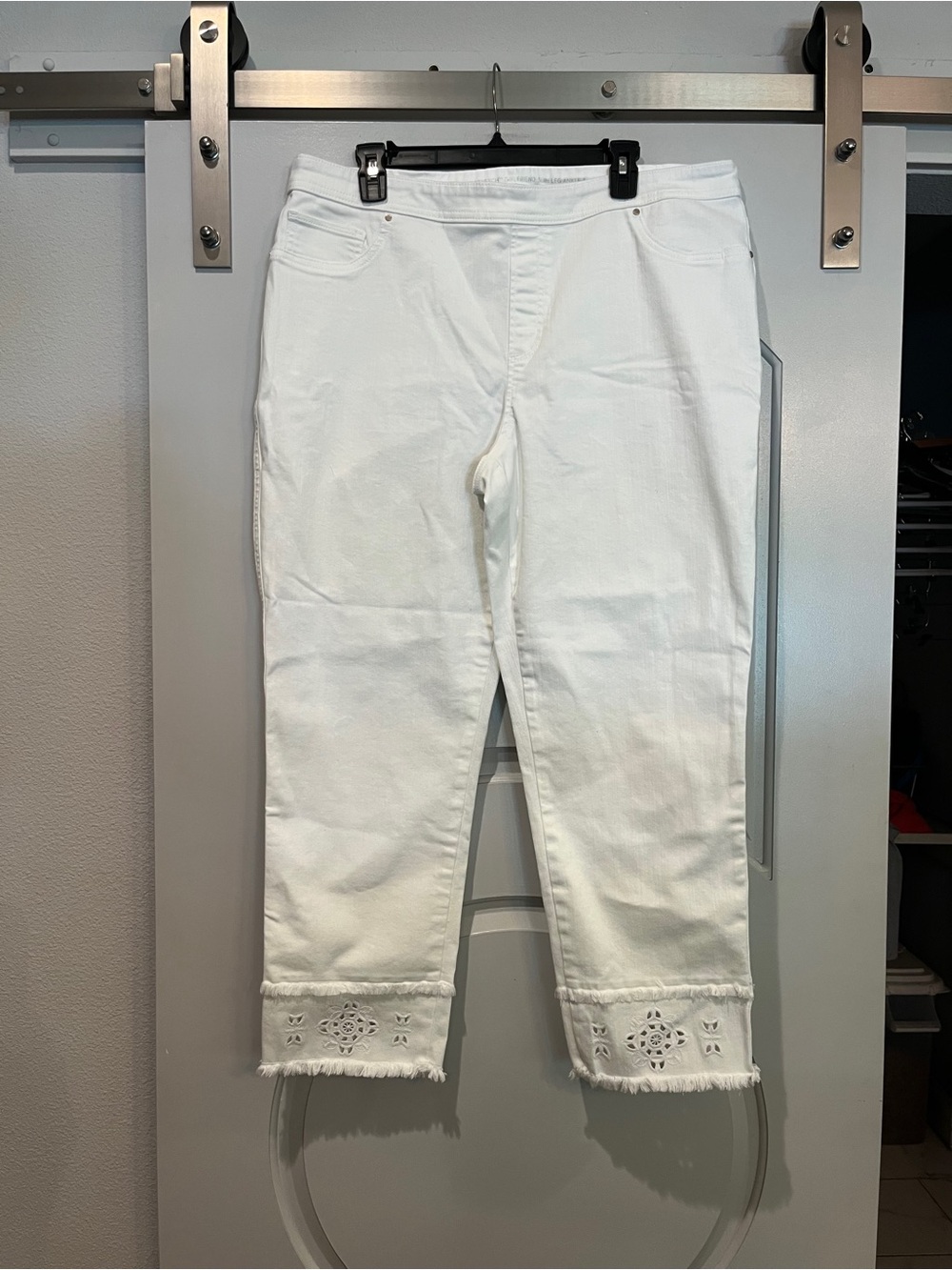 Chicos bright White crochet hem Cropped Jeans. EUC!